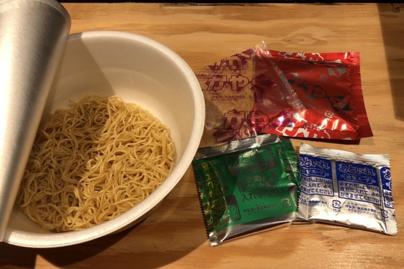 【レビュー】ミシュラン一つ星の味がカップラーメンで楽しめる！「金色不如帰 濃厚貝だし塩そば」を食べてみた