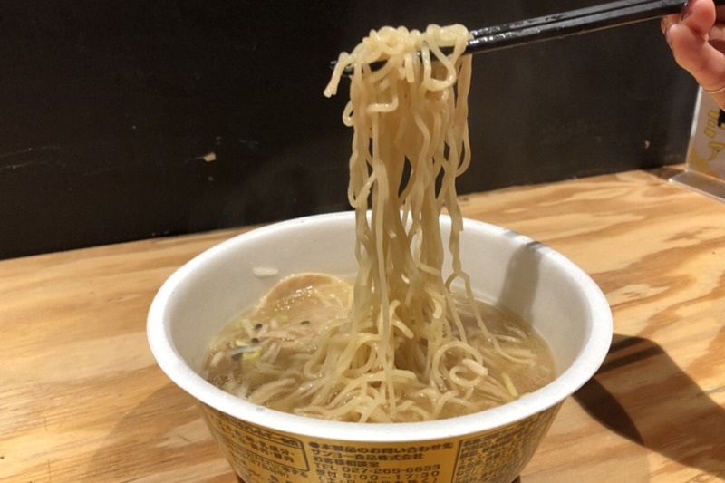 【レビュー】ミシュラン一つ星の味がカップラーメンで楽しめる！「金色不如帰 濃厚貝だし塩そば」を食べてみた