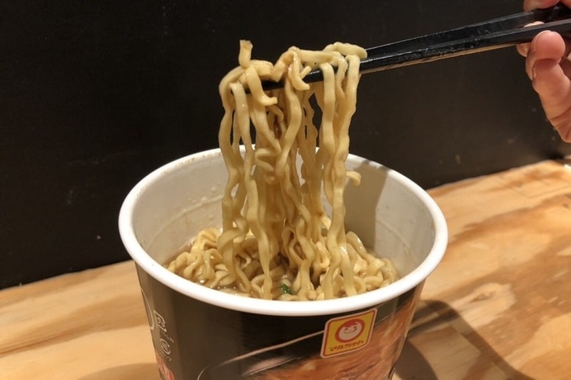 【レビュー】濃厚煮干の名店とドロドロ豚骨の名店のコラボ！「マルちゃん 凪×きら星 すごい煮干ど豚骨」を食べてみた