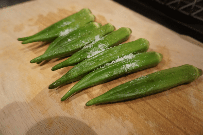 【レシピ】生のオクラで簡単和え物「かまぼこのネバネバ和え」