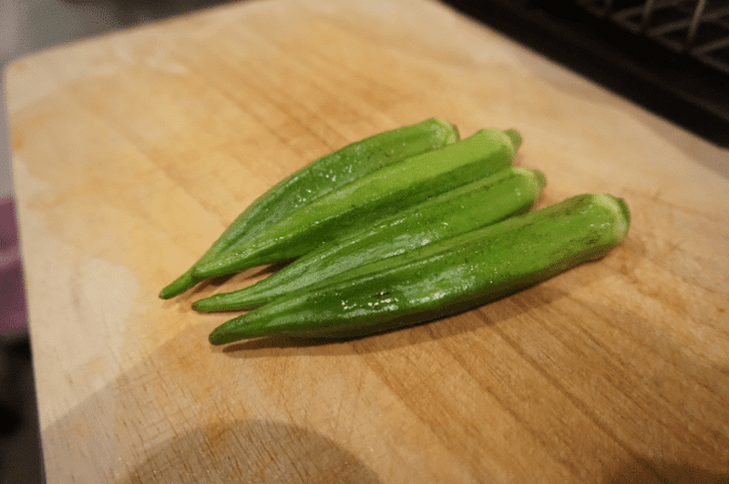 【レシピ】生のオクラで簡単和え物「かまぼこのネバネバ和え」