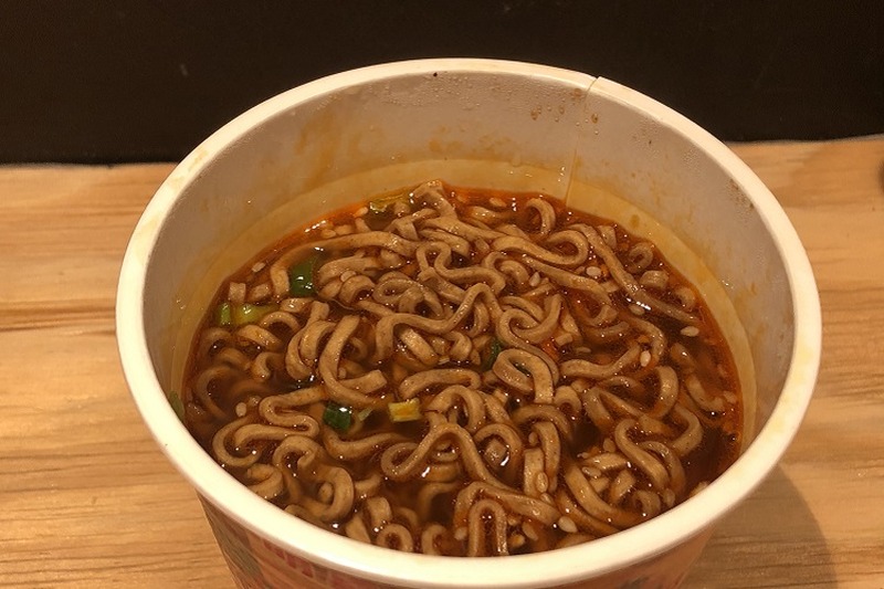 【レビュー】爽やか山椒と甘めのおつゆが最高！「明星 馳走麺 狸穴監修 シビ辛ラー油肉蕎麦」を食べてみた