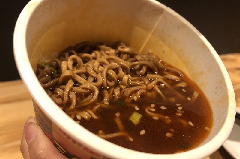 【レビュー】爽やか山椒と甘めのおつゆが最高！「明星 馳走麺 狸穴監修 シビ辛ラー油肉蕎麦」を食べてみた