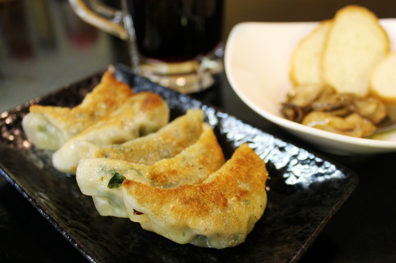 ジョッキワインと餃子で500円以下！「餃子とワイン屋」はコンビニがライバルらしい