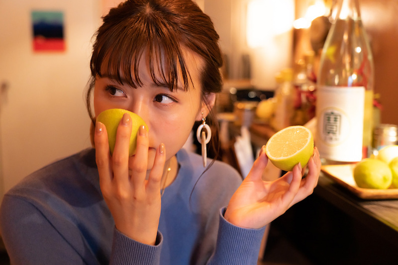 一手間だけで美味しくなる！井口綾子が「レモンサワー×焼酎」の相性について学んできた