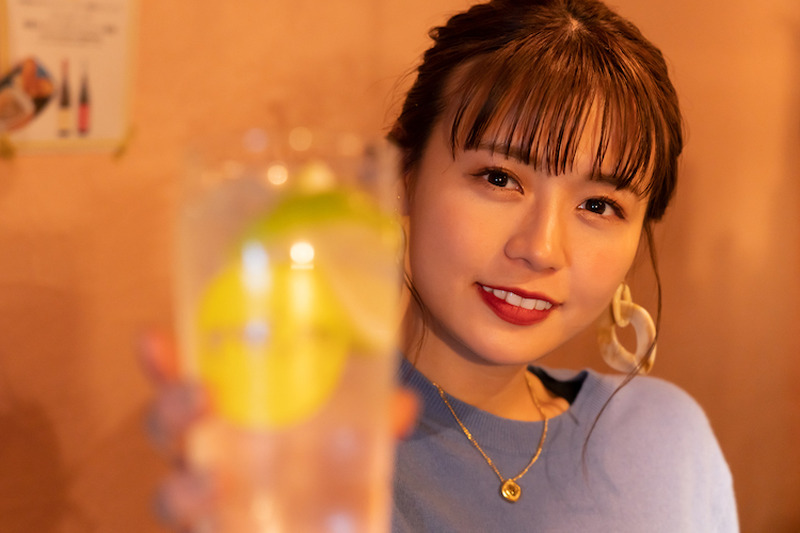 一手間だけで美味しくなる！井口綾子が「レモンサワー×焼酎」の相性について学んできた