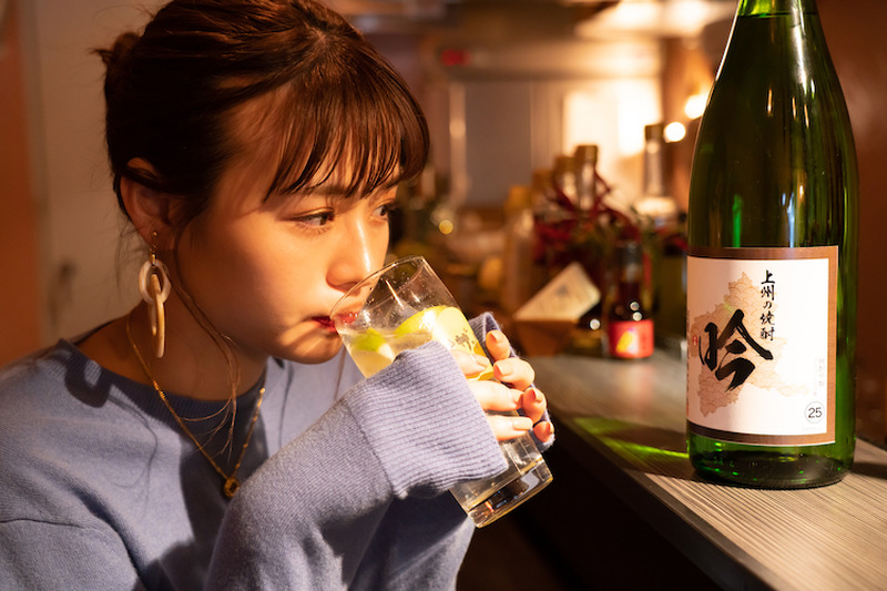 一手間だけで美味しくなる！井口綾子が「レモンサワー×焼酎」の相性について学んできた