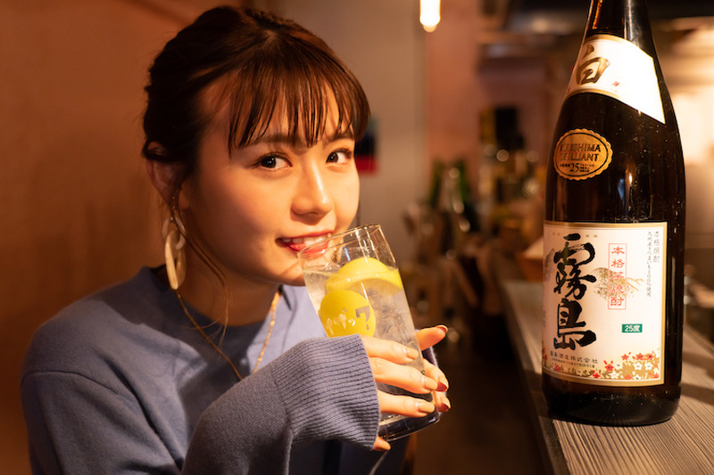 一手間だけで美味しくなる！井口綾子が「レモンサワー×焼酎」の相性について学んできた