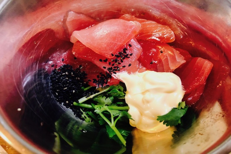 【レシピ】クィア・アイに愛を込めて！「マグロとパクチーのポキ・塩せんべい添え」