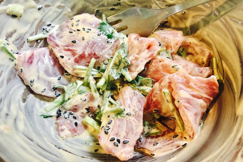 【レシピ】クィア・アイに愛を込めて！「マグロとパクチーのポキ・塩せんべい添え」
