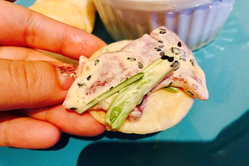 【レシピ】クィア・アイに愛を込めて！「マグロとパクチーのポキ・塩せんべい添え」