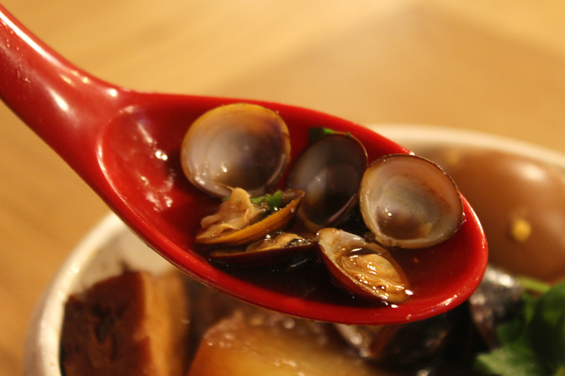 “しじみ出汁”のおでんだから酒を飲んでもプラマイゼロ説。六本木「おでん屋 ずぶ六」で熱燗グイッと一人呑みしてきた