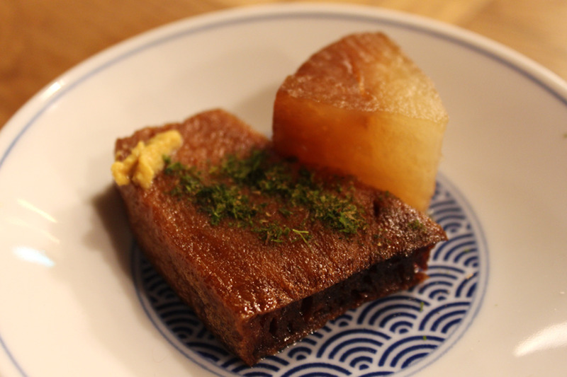 “しじみ出汁”のおでんだから酒を飲んでもプラマイゼロ説。六本木「おでん屋 ずぶ六」で熱燗グイッと一人呑みしてきた