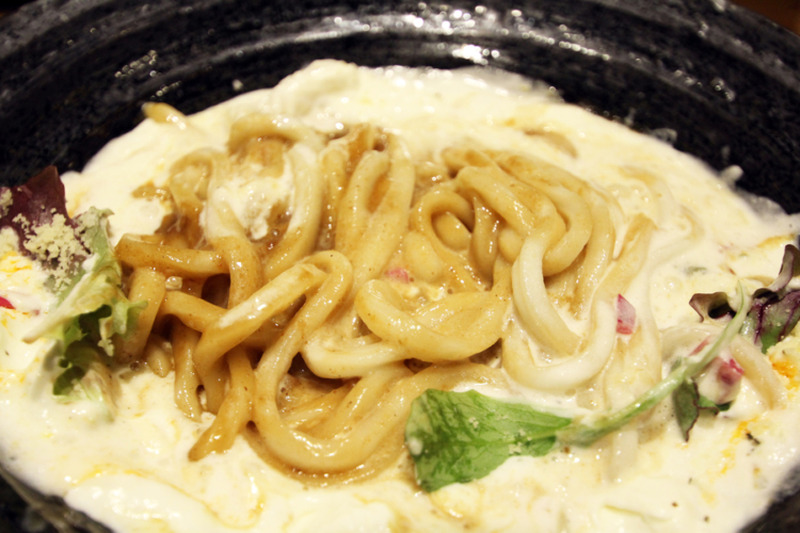 飲めるうどん屋！「山下本気うどん」の「白いクリームチーズカレーうどん」と日本酒のペアリングが最高だった