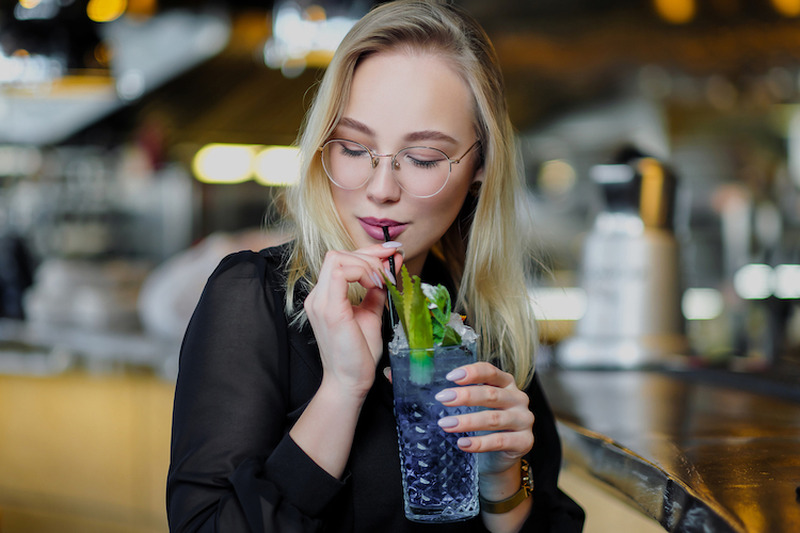 チャイナブルーを飲む女