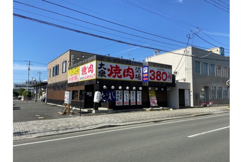 全テーブルにレモンサワーサーバー設置！「ほぼ全品３８０円以下レモンサワー５００円飲み放題 大衆焼肉酒場 けむすけ 天童店」開店！