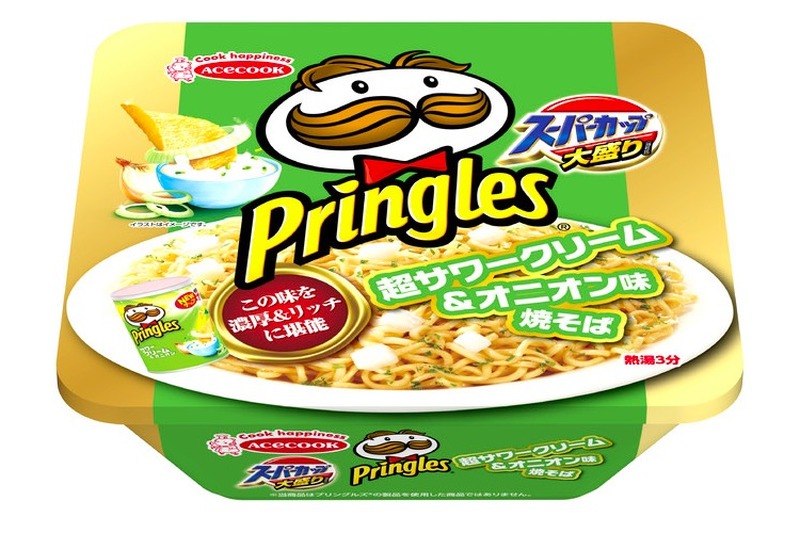 「スーパーカップ大盛り　プリングルズ　超サワークリーム＆オニオン味焼そば」発売