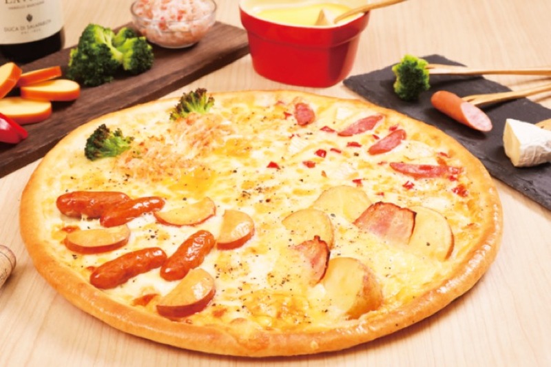 大人気4種のピザが1枚になった「焼きチーズフォンデュ４.４」販売！