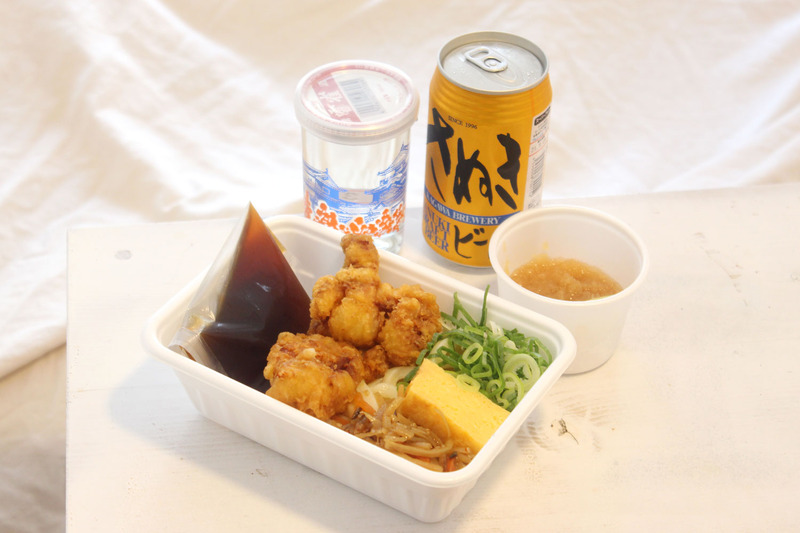 酒弁vol.2：コンビニ惣菜で味変！夏限定「丸亀うどん弁当」でカップ酒と缶ビール