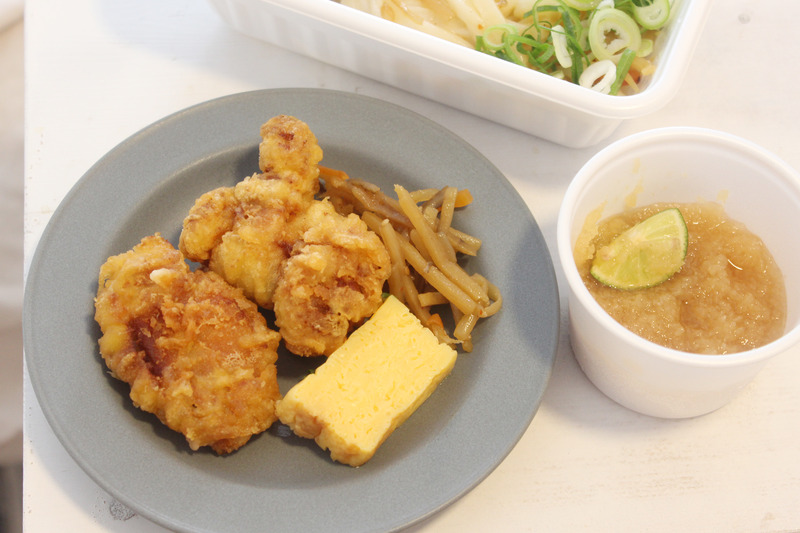 酒弁vol.2：コンビニ惣菜で味変！夏限定「丸亀うどん弁当」でカップ酒と缶ビール