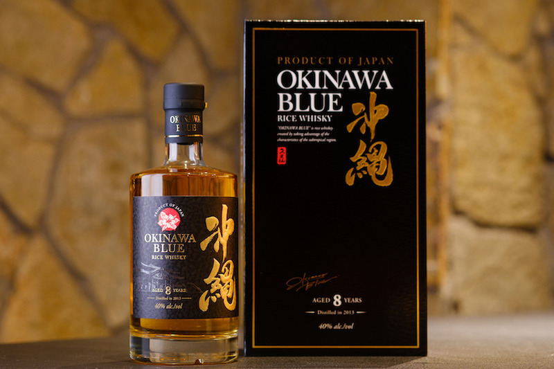Makuakeで1500万を集めた！革新的ライスウイスキー『沖縄BLUE 8年』を専門家がガチレビュー