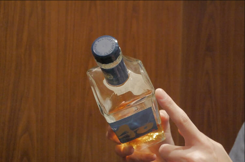 「サントリー ワールド 碧 Ao」のボトルは5大ウイスキーを表してボトルがダイヤモンド型になっている