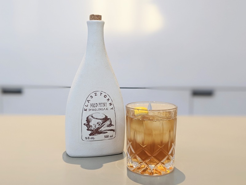 【お手軽自宅カクテル】Vol.7：ポーランドの人気ミード「クラシュトルヌィ」で作る絶品紅茶カクテル