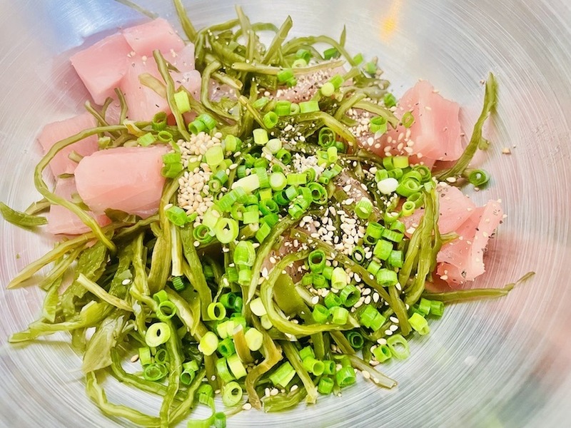 【レシピ】特売の激安マグロが絶品に！簡単美味しい「マグロと茎わかめのポキ」