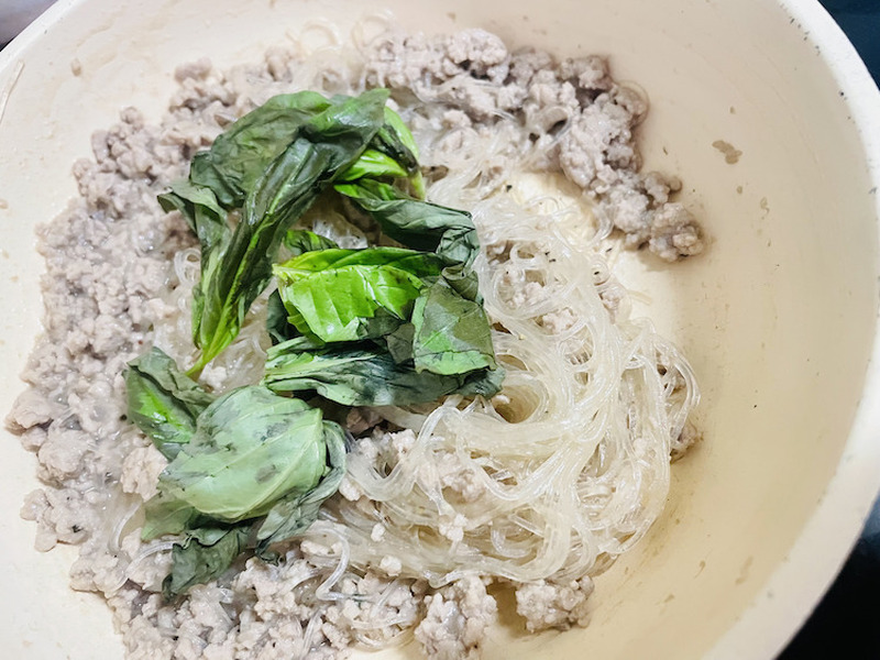 【レシピ】ビールにぴったり！「ひき肉と春雨のバジル炒め」