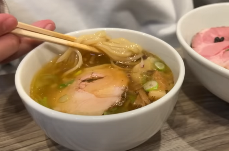 【動画あり】もっと早く行くべきだった...。ラーメンが絶品すぎる！宮崎料理居酒屋「だれやめや」に行ってきた