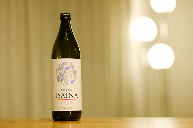 りんごのような香りがする焼酎！？「ISAINA（イサイナ）」を飲みながらホームシアターで楽しむ女子会