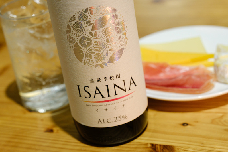 りんごのような香りがする焼酎！？「ISAINA（イサイナ）」を飲みながらホームシアターで楽しむ女子会