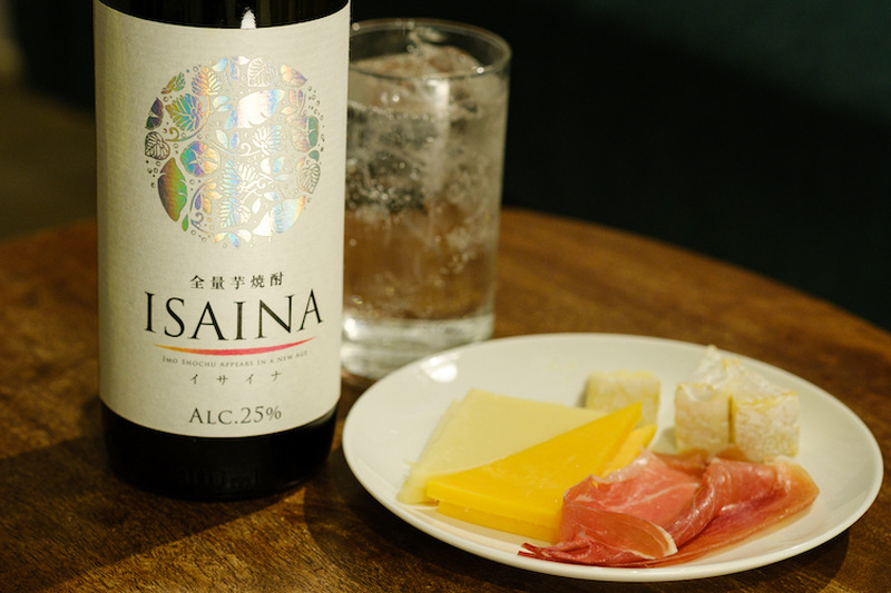 りんごのような香りがする焼酎！？「ISAINA（イサイナ）」を飲みながらホームシアターで楽しむ女子会