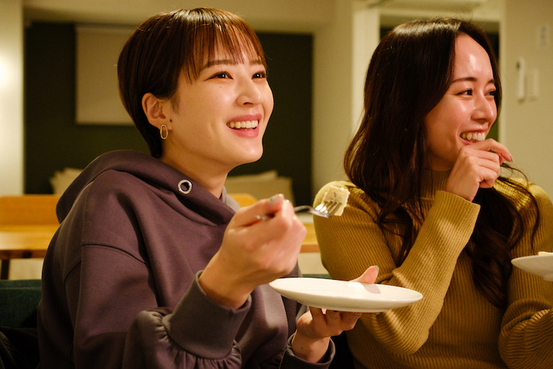 りんごのような香りがする焼酎！？「ISAINA（イサイナ）」を飲みながらホームシアターで楽しむ女子会