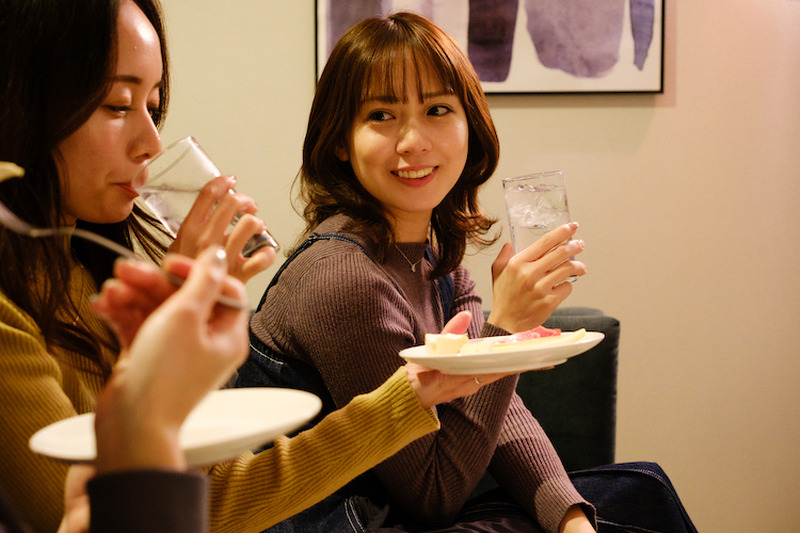 りんごのような香りがする焼酎！？「ISAINA（イサイナ）」を飲みながらホームシアターで楽しむ女子会