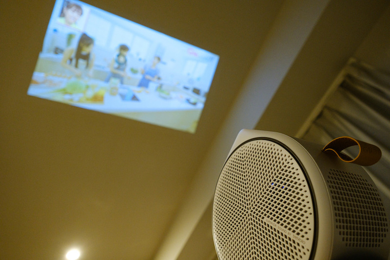 りんごのような香りがする焼酎！？「ISAINA（イサイナ）」を飲みながらホームシアターで楽しむ女子会