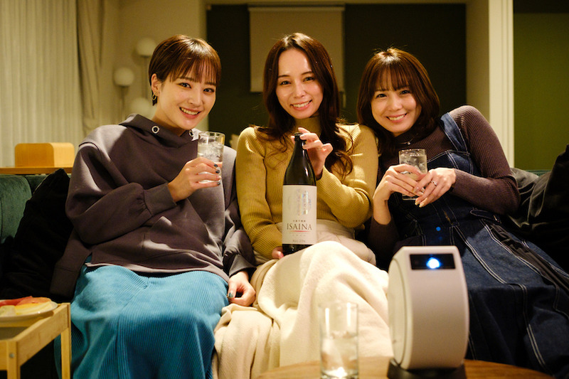 りんごのような香りがする焼酎！？「ISAINA（イサイナ）」を飲みながらホームシアターで楽しむ女子会