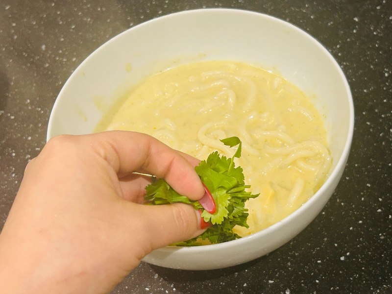 【レシピ】クリーミーかつスパイシーな味がクセになる！〆にぴったりな「グリーンカレーうどん」