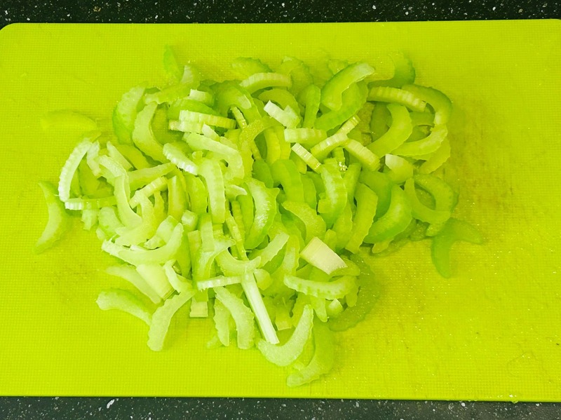 【レシピ】さっぱりした酸味が最高の箸休めに！和えるだけの「梅セロリ」