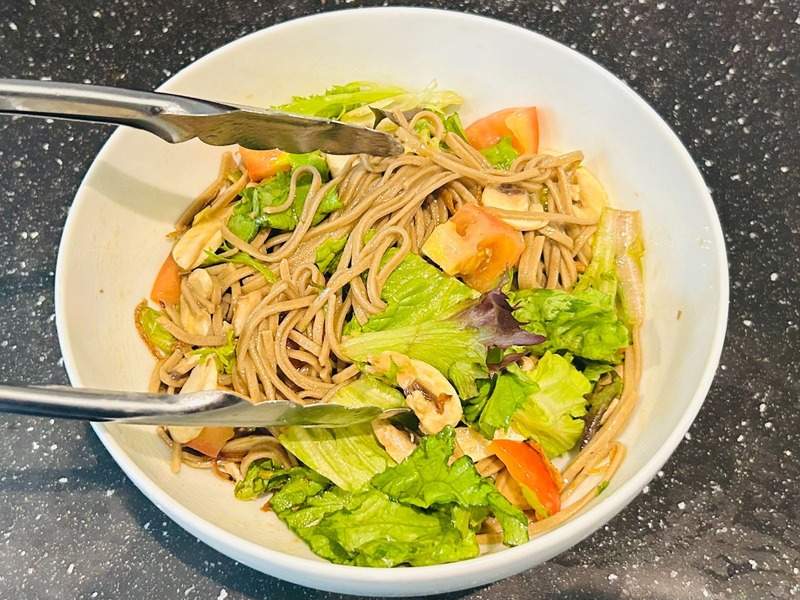 【レシピ】シメにも前菜にも！たっぷり野菜でヘルシーな「サラダ蕎麦」