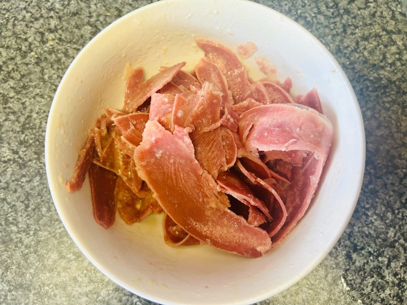 【レシピ】コンビニ食材を簡単アレンジ！「スモークタンの香味和え」