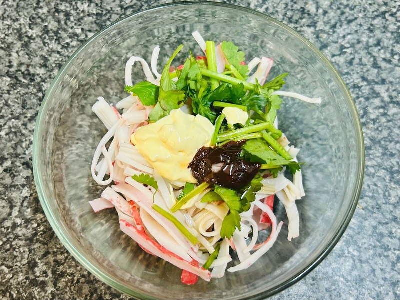 【おつまみレシピ】お財布に優しい激安＆簡単おつまみ！「カニカマとパクチーのコチュジャンマヨ和え」