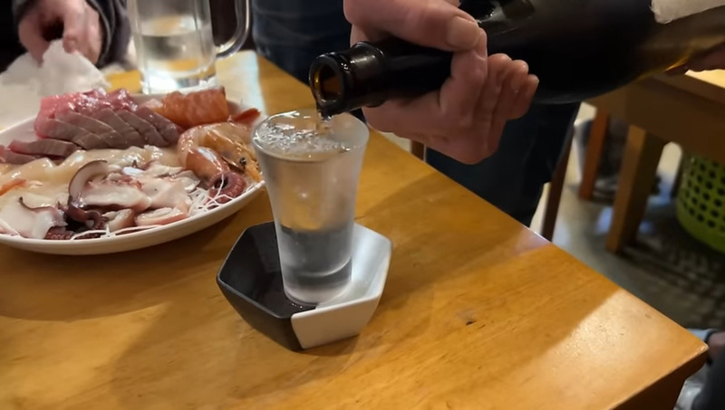 【居酒屋レポ動画】この刺盛りが1500円！？コスパ抜群＆バカ盛り！鐘ヶ淵「魚真」に行ってきた