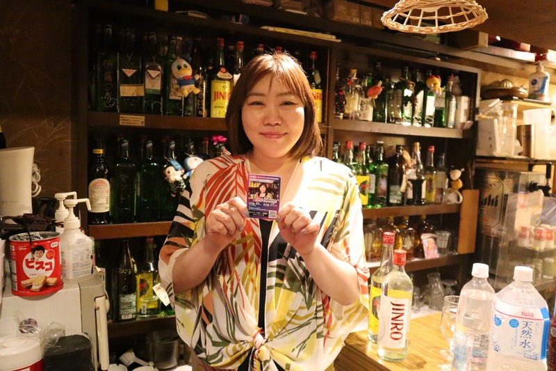 スナックママカードってなに！？焼酎に付いてきたカードきっかけで足立区“スナックデビュー”してみた