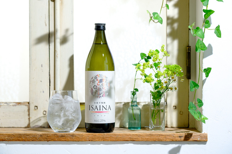女子会にぴったりなお酒！りんごのような香りのする焼酎「ISAINA」の魅力