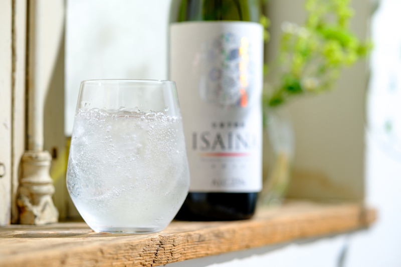 女子会にぴったりなお酒！りんごのような香りのする焼酎「ISAINA」の魅力