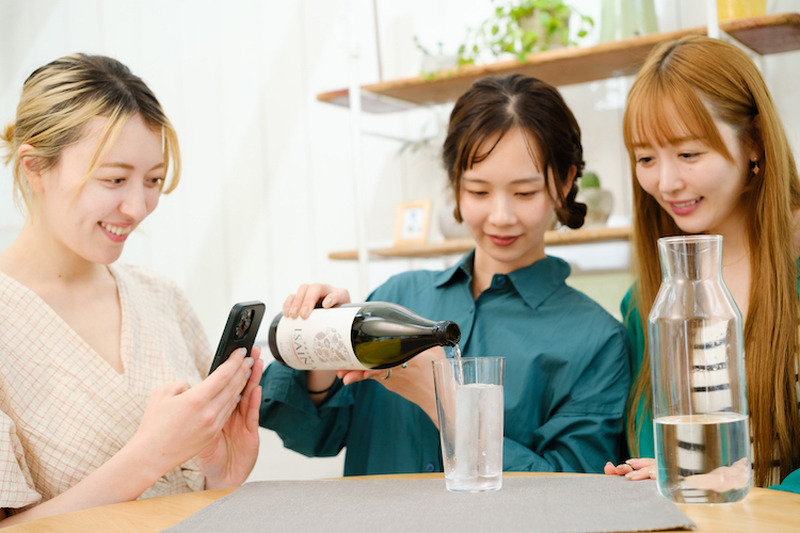 女子会にぴったりなお酒！りんごのような香りのする焼酎「ISAINA」の魅力
