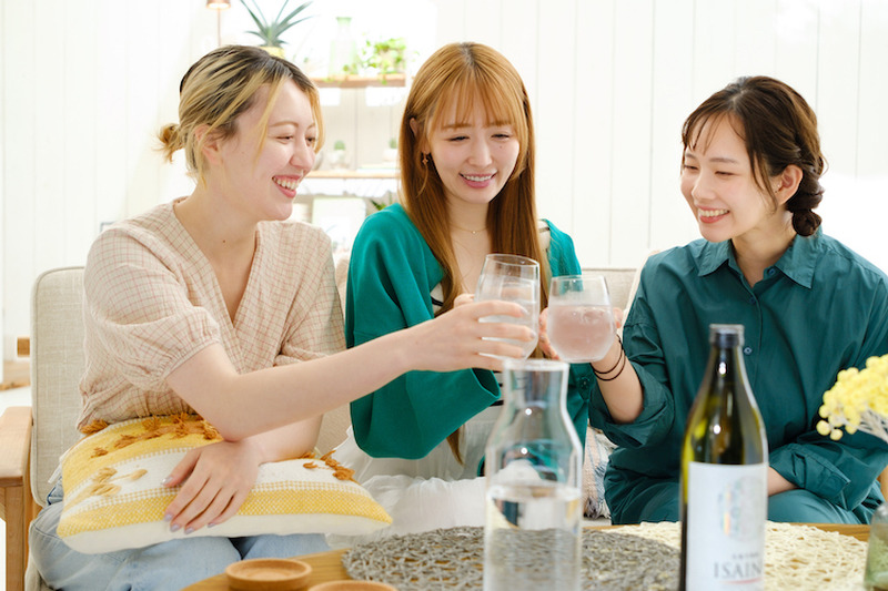 女子会にぴったりなお酒！りんごのような香りのする焼酎「ISAINA」の魅力