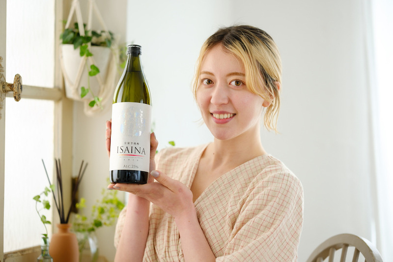 女子会にぴったりなお酒！りんごのような香りのする焼酎「ISAINA」の魅力