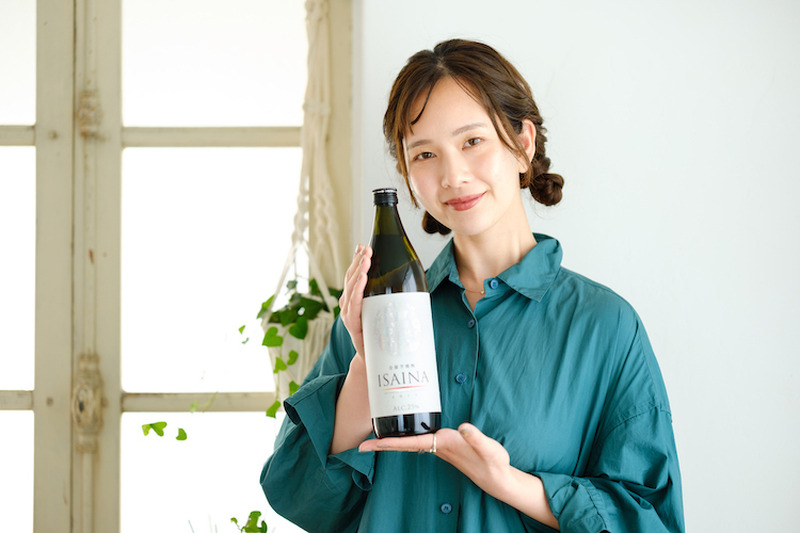 女子会にぴったりなお酒！りんごのような香りのする焼酎「ISAINA」の魅力